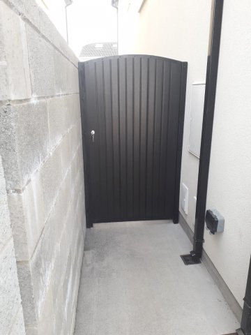 arch top bog oak black gate with keylock external view